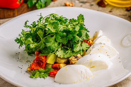 Салат с моцареллой и печеными овощами