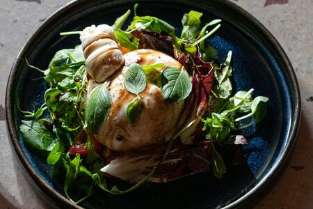 Итальянская буррата с томатами конкассе и бальзамическим соусом