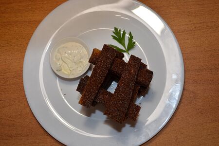 Сухарики ржаные с чесночным соусом