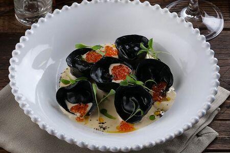 Черные равиоли с лососем и икрой