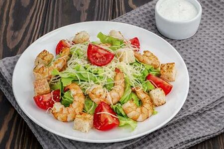 Салат Цезарь с креветками