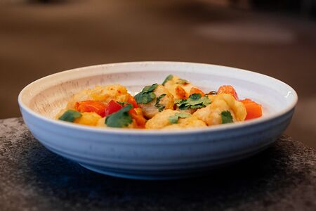 Салат с хрустящими баклажанами и спелыми томатами