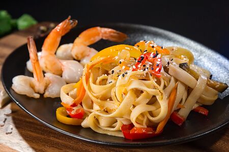 Вок с креветкой