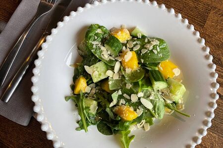 Салат со спелым манго и шпинатом