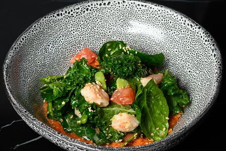 Салат с креветками и мухаммарой