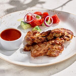 Нежные кусочки курицы на углях