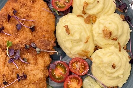 Куриный шницель с картофельным пюре