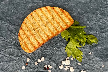 Деревенский хлеб с льняной мукой на гриле