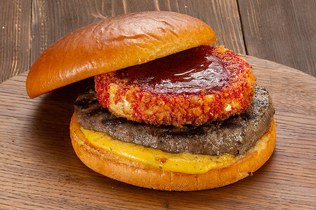 Бургер с сыром камамбер