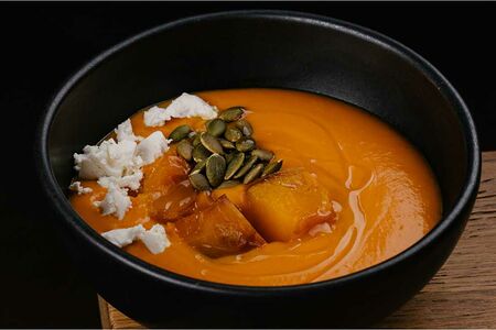 Крем-суп из тыквы и батата с мягким сыром и трюфельным маслом