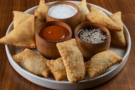 Мини чебуреки на компанию и 3 соуса: чили, барбекю, тартар (12шт)