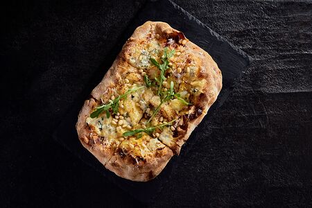 Пицца с грушей и горгонзолой