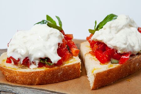 Брускетта Помодоро и страчателла