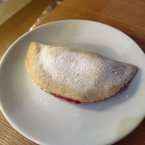 Сочник с брусникой и яблоком