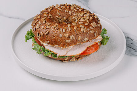 Бейгл с индейкой и сыром