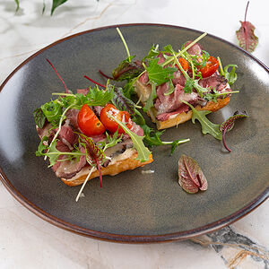 Брускетты с ростбифом