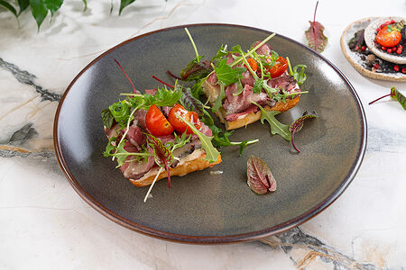 Брускетты с ростбифом