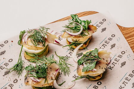 Клевые бутеры на печеном картофеле с копченой скумбрией