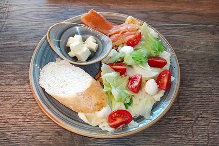 Омлет с лососем