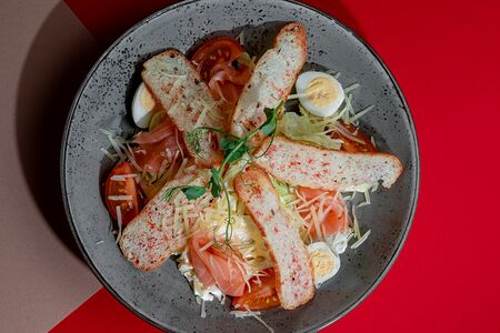 Салат Цезарь с лососем