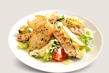 Салат Цезарь с курицей