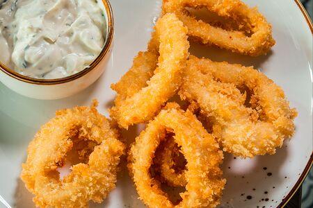 Кольца кальмара с соусом тартар