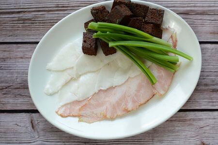 Сало с горчичными гренками