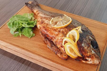 Рыба Дорадо, запеченная с прованскими травами