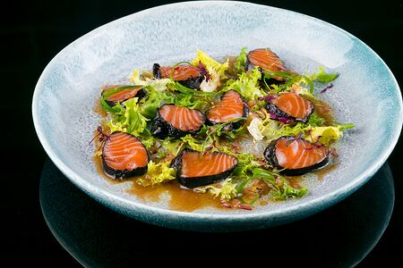 Ломтики лосося с соево-кунжутным соусом