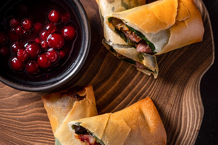 Спринг-ролл с щекой телёнка