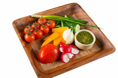 Свежие овощи с соусом из трав