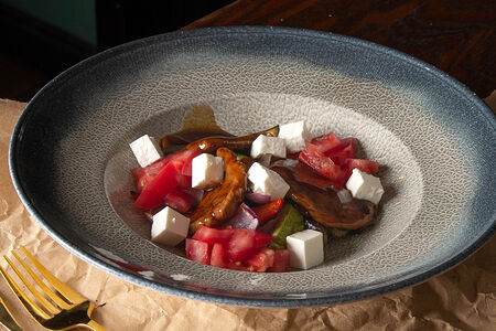 Теплый салат с говядиной