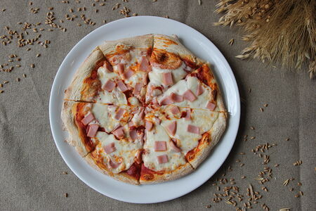 Пицца с ветчиной и сыром