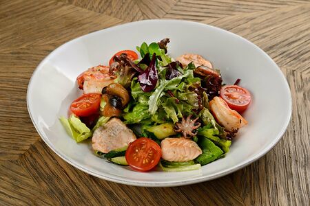 Теплый салат с морепродуктами