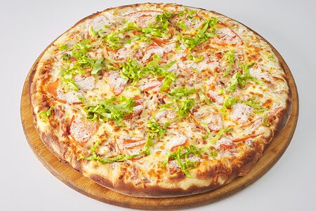 Пицца с ветчиной и помидорами