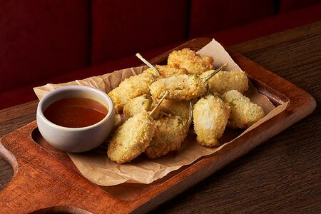 Перцы пеперончино с сырами и сливовым соусом