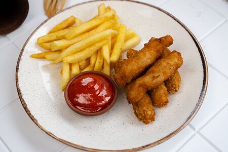 Куриные наггетсы с картошкой фри
