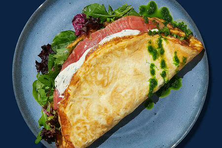 Омлет с лососем и крем чиз