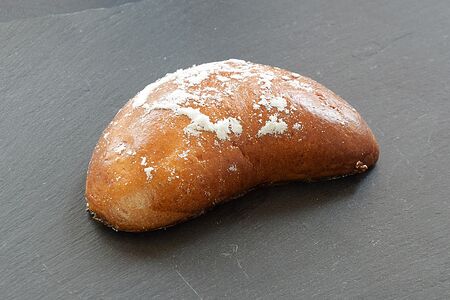 Пирожок с клубникой