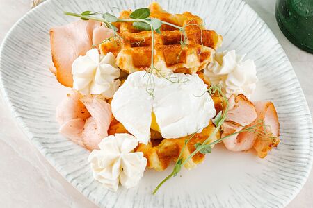 Картофельные вафли с пастрами из индейки