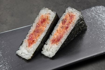 Онигири с тунцом