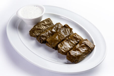 Долма с чесночным соусом