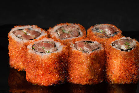 Ролл с брюшком тунца и зеленым луком