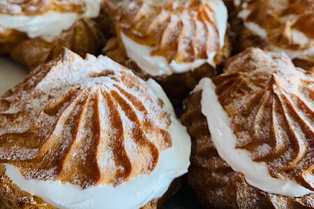 Профитроль с белковым кремом