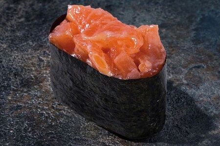 Острые суши с лососем