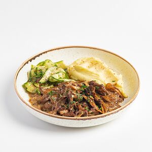 Бефстроганов с картофельным пюре