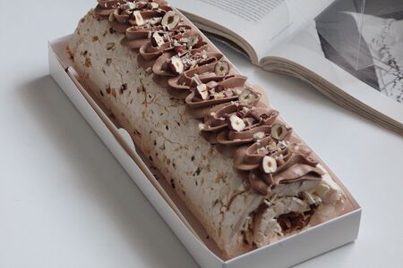 Шоколадно-вишневый с фундуком