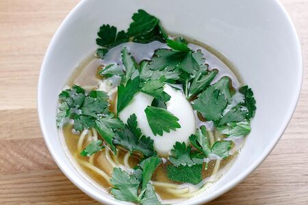 Суп лапша с курицей и яйцом