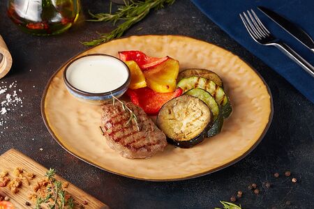 Стейк из говяжьей вырезки с овощами гриль