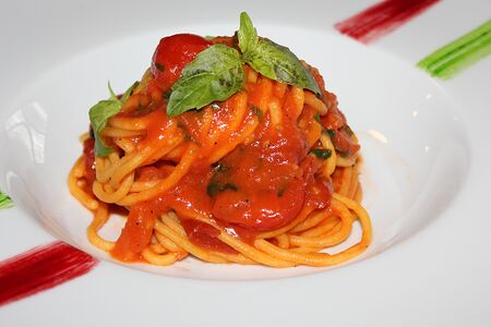 Спагетти с томатами и базиликом